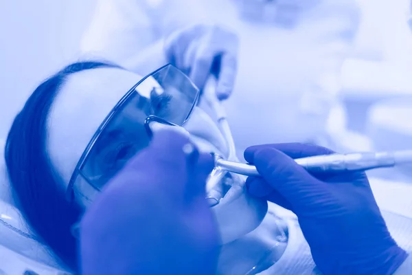 Equipe dentária e paciente em cirurgia odontológica — Fotografia de Stock