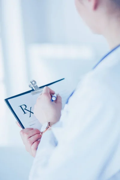 Ärztin hält leere Rezeptdokumente in der Hand. Büro Krankenhaus — Stockfoto