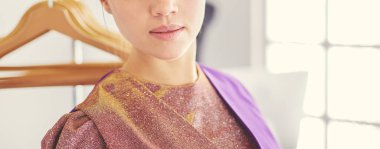 Askıları olan güzel bir stilist.