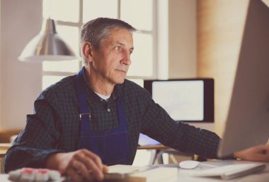 Ofisteki çizim masasında çalışan mimar