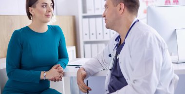 Hastanın ve doktorunun muayenehanesinde.