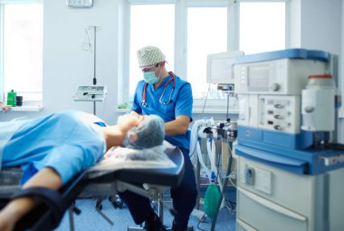 Ameliyathanede çalışan bir cerrah.