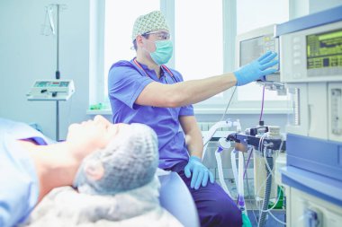 Ameliyathanede çalışan bir cerrah.