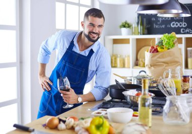 Adam ev mutfağında lezzetli ve sağlıklı yemekler hazırlıyor.