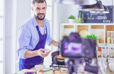 Mutfak arka planında poşet dolusu erzak tutan adam. Alışveriş ve sağlıklı gıda konsepti