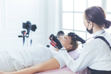 Mikroplu kaşlar güzellik salonunda akıyor..