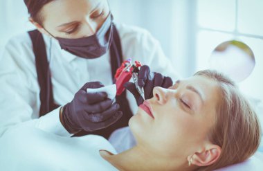 Kalıcı Kalıcı Kaşlara Makyaj Uygulayan Kozmetikçi