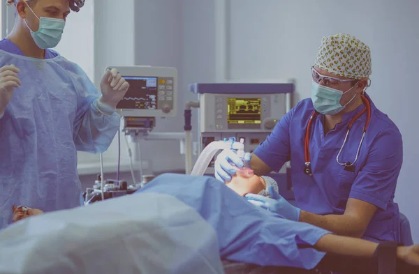 Homem cirurgião no trabalho na sala de cirurgia — Fotografia de Stock