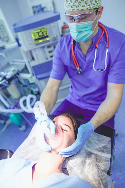 Homem cirurgião no trabalho na sala de cirurgia — Fotografia de Stock