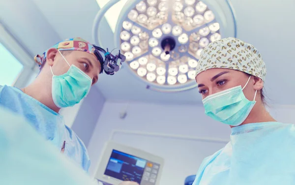 Man surgeon at work in operating room — Stock Photo, Image