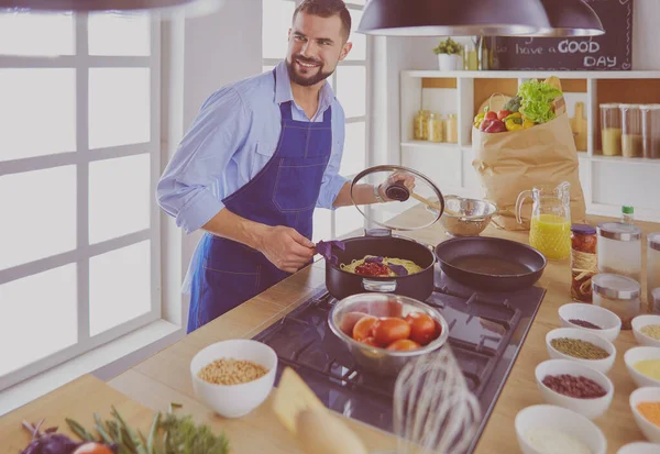 男人在自家厨房里准备美味健康的食物 — 图库照片
