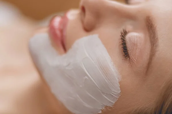 Aplicación mascarilla facial Spa. Spa belleza máscara facial orgánica aplicación en el salón de spa de día. — Foto de Stock
