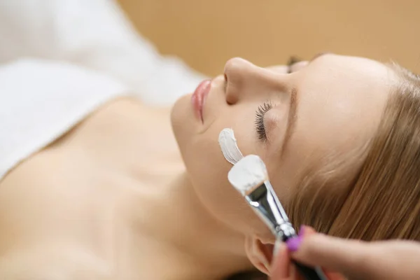 Spa facial mask application. Spa beauty organic facial mask application at day spa salon — Stock Photo, Image