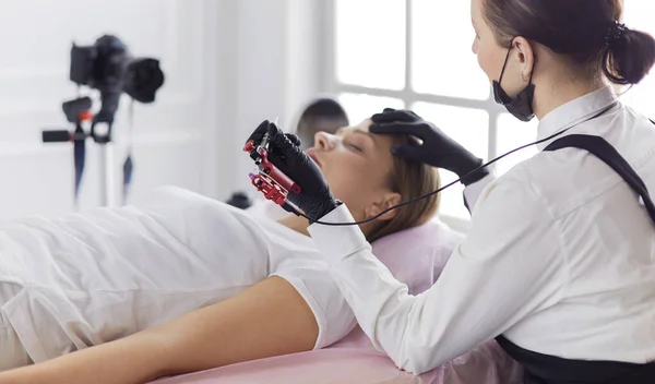 El flujo de trabajo de las cejas de Microblading en un salón de belleza . —  Fotos de Stock