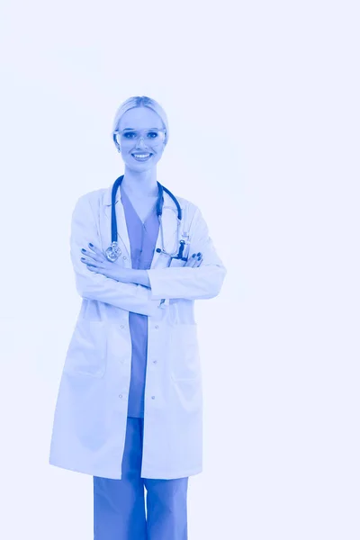 Retrato de doctora de pie contra aislada sobre fondo blanco. Mujer doctora. —  Fotos de Stock