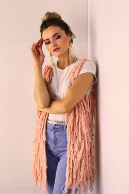 Çalışma odasında duran güzel bir kadın. Güzel kadın..