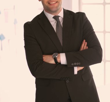 Dışarıda duran kendinden emin bir iş adamının portresi..