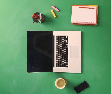 İş tablo alanı ile dizüstü bilgisayar, düz yatıyordu