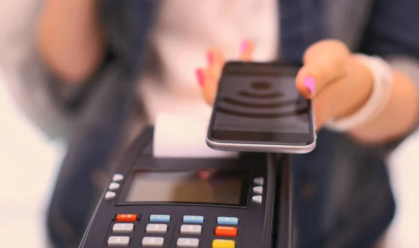 고객은 Nfc 기술을 사용 하 여가 게에서 스마트폰으로 지불 합니다. Nfc 기술입니다. 고객 지불 — 스톡 사진
