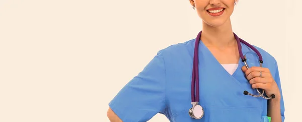 Retrato de médico fêmea em pé contra isolado em fundo branco. Mulher médica. — Fotografia de Stock