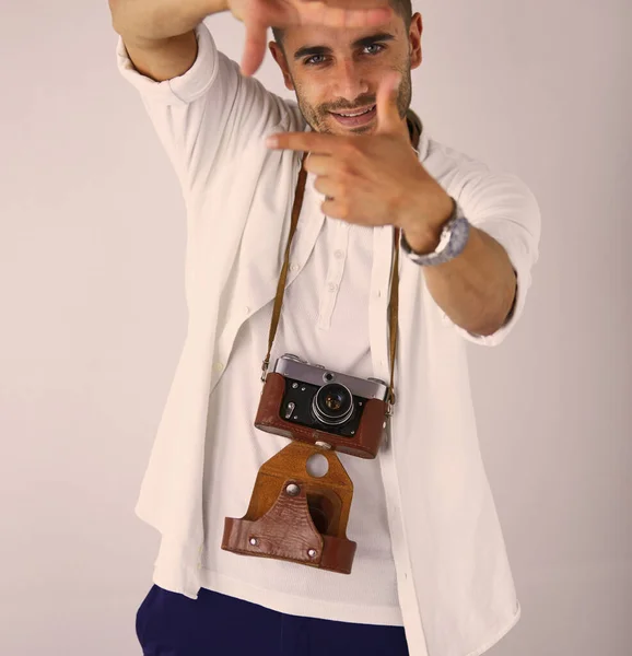 Νεαρός άνδρας με τη φωτογραφική μηχανή. απομονωθεί σε λευκό φόντο. — Φωτογραφία Αρχείου