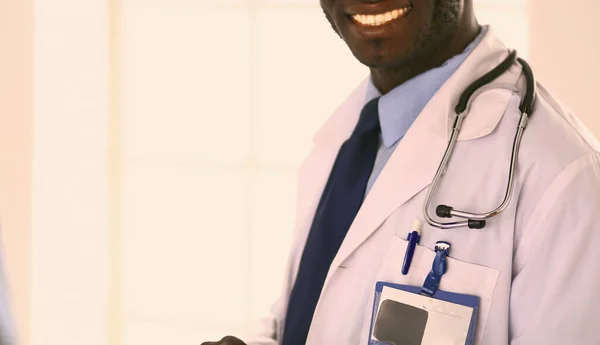 Mężczyzna czarny lekarz pracownik z tablet stojący w szpitalu — Zdjęcie stockowe
