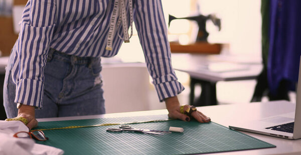 Модный дизайнер работает над своим дизайном в студии
