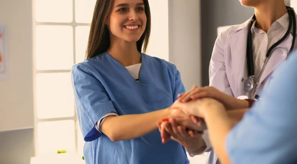 Medici e infermieri in una squadra medica impilare le mani — Foto Stock