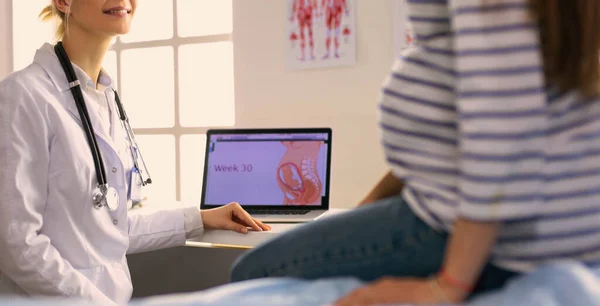 Beautiful smiling pregnant woman with the doctor at hospital — Stock Photo, Image