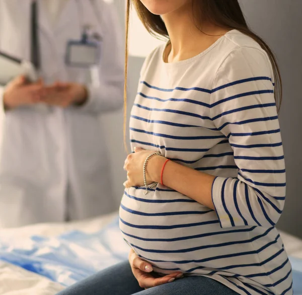 Gyönyörű mosolygós terhes nő az orvossal a kórházban. — Stock Fotó