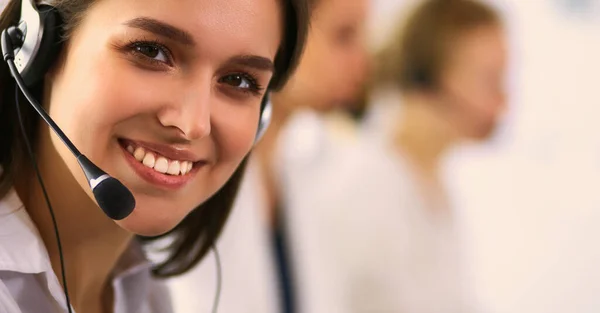 Le affärskvinna eller hjälplinje operatör med headset och dator på kontoret — Stockfoto