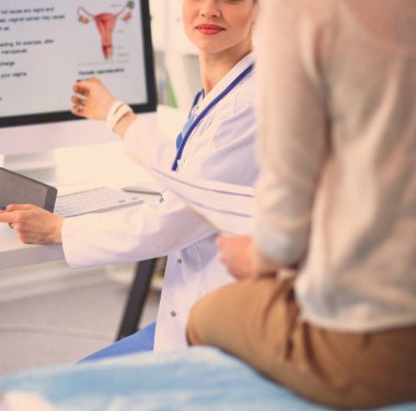 Doktor ve hasta masada otururken bir şey tartışıyorlar. Tıp ve sağlık hizmetleri kavramı. Doktor ve hasta.