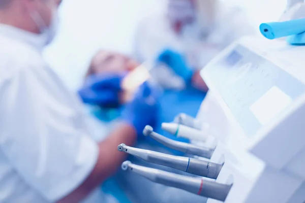 Olika dentala instrument och verktyg på en tandläkares kontor — Stockfoto