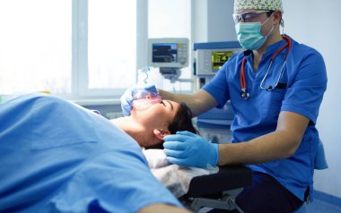 Ameliyathanede çalışan bir cerrah.