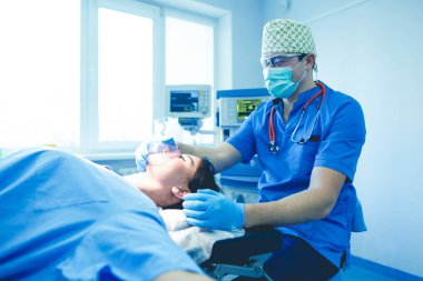 Ameliyathanede çalışan bir cerrah.