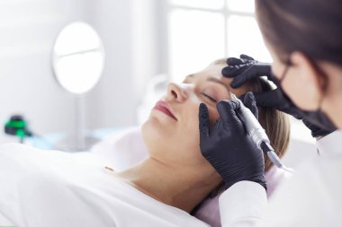 Mikroplu kaşlar güzellik salonunda akıyor..