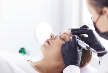 Mikroplu kaşlar güzellik salonunda akıyor..