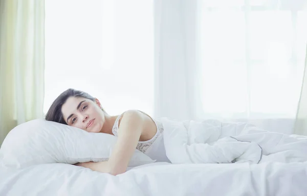 Jolie femme couchée sur son lit à la maison — Photo