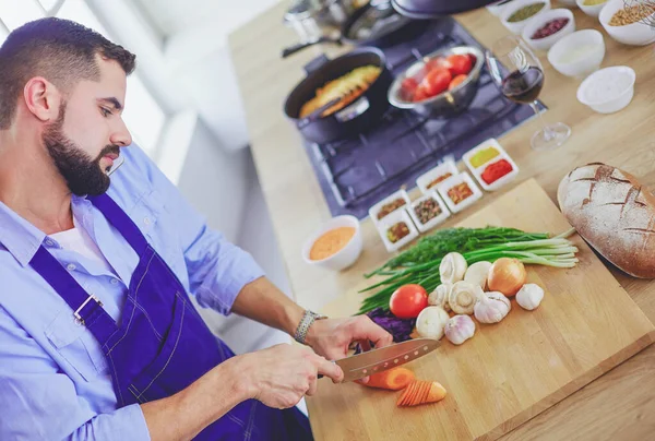 Homme préparant des aliments délicieux et sains dans la cuisine de la maison — Photo