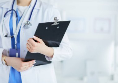 Üniformalı bir dosyayla gülümseyen kadın doktor