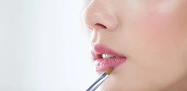 Hermosa chica con cepillo de polvo cosmético para el maquillaje. Maquillaje. Maquillaje aplicando para una piel perfecta —  Fotos de Stock