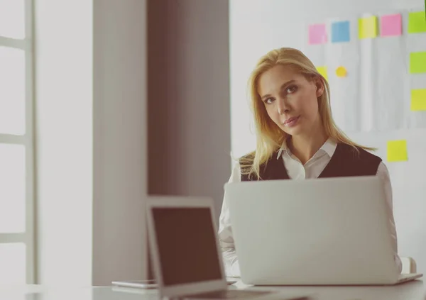 Attraktive Geschäftsfrau, die im Büro am Laptop arbeitet. Geschäftsleute — Stockfoto