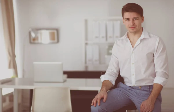 Portrait of office worker man sitting at office desk using laptop computer — Stock Photo, Image