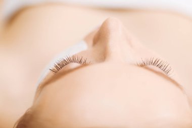 Spa yüz maskesi uygulaması. Spa güzelliği organik yüz maskesi uygulaması..