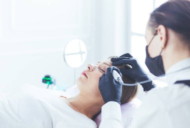 Mikroplu kaşlar güzellik salonunda akıyor..