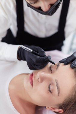 Kalıcı Kalıcı Kaşlara Makyaj Uygulayan Kozmetikçi