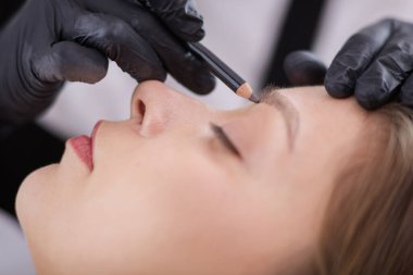 Kalıcı Kalıcı Kaşlara Makyaj Uygulayan Kozmetikçi