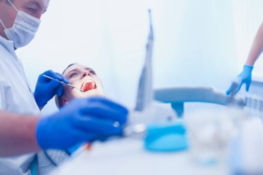Diş kliniğinde diş aletleri tutmanın ayrıntıları. Dişçi Konsepti