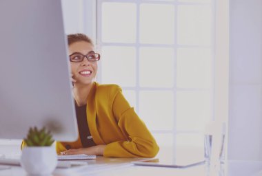 ofis telefon laptop ile oturuyor ve iş kadını