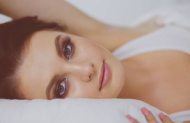 Genç ve güzel bir kadın yatakta yatıyor..